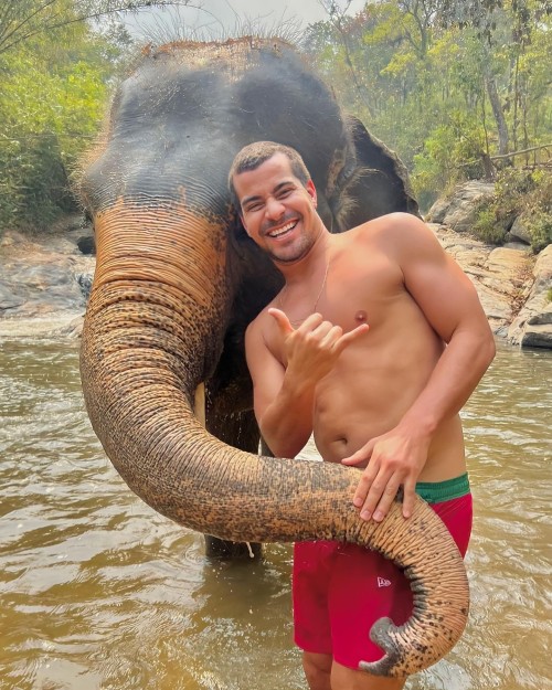 Photo-by-Thiago-martins--FA-CLUBE--on-March-07-2023.-May-be-an-image-of-1-person-elephant-and-outdoors..jpg