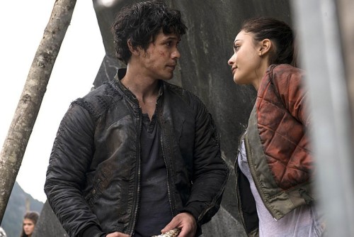The 100 -- "Human Trials" -- Image: HU205B_0089 -- Pictured (L-R): Bob Morley as Bellamy and Lindsey